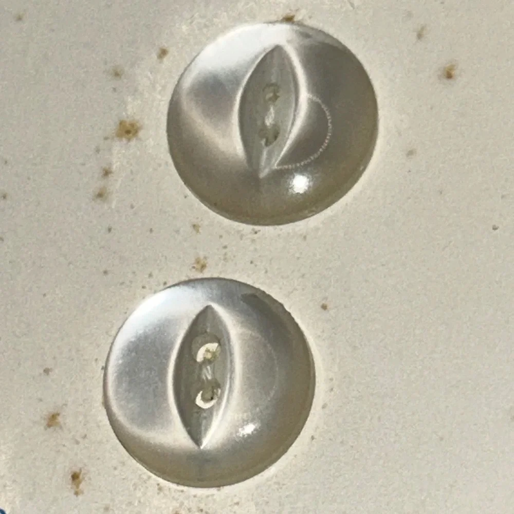 Le Bouton Vintage White Buttons Set of 12 Mixed Sizes 16mm 5/8 18‎ 7/16 Spain